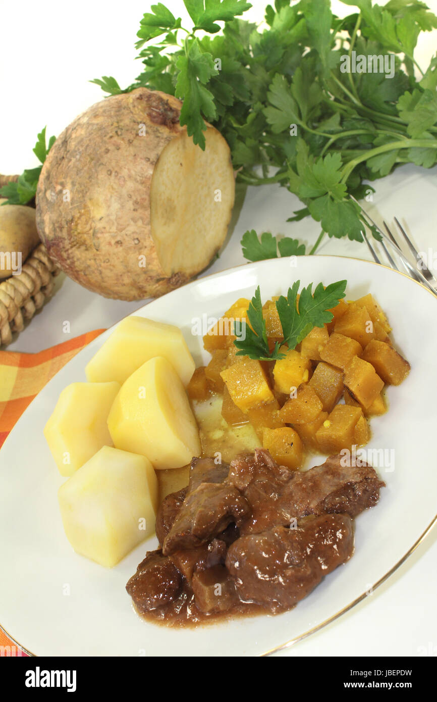 Wildgulasch mit Steckrübengemüse und Kartoffeln Stock Photo - Alamy