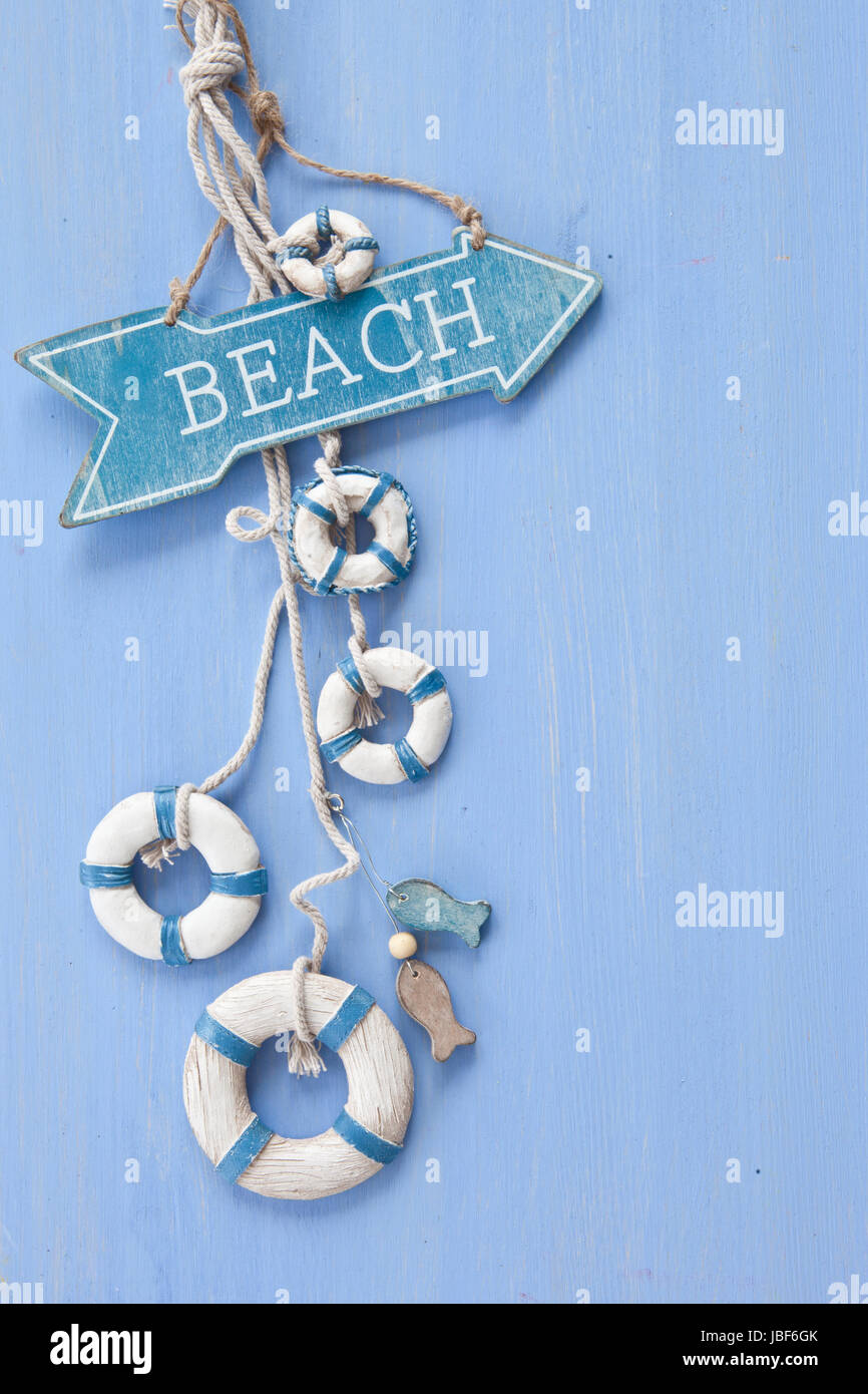 Dekorativer Wegweiser zum Strand auf blauem Hintergrund aus Holz Stock Photo