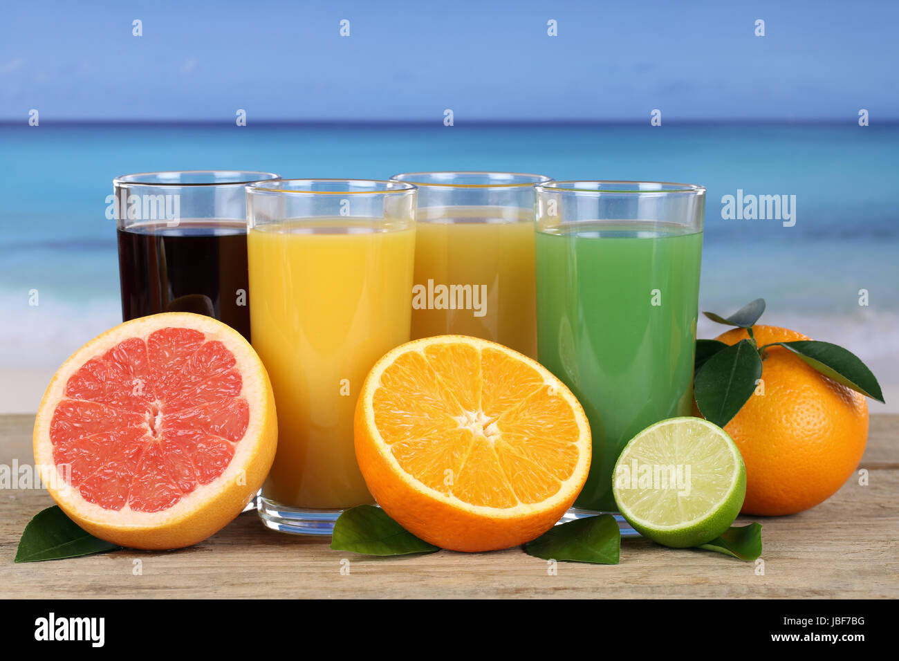 Saft aus Orangen und Grapefruit am Strand und Meer im Urlaub Stock ...