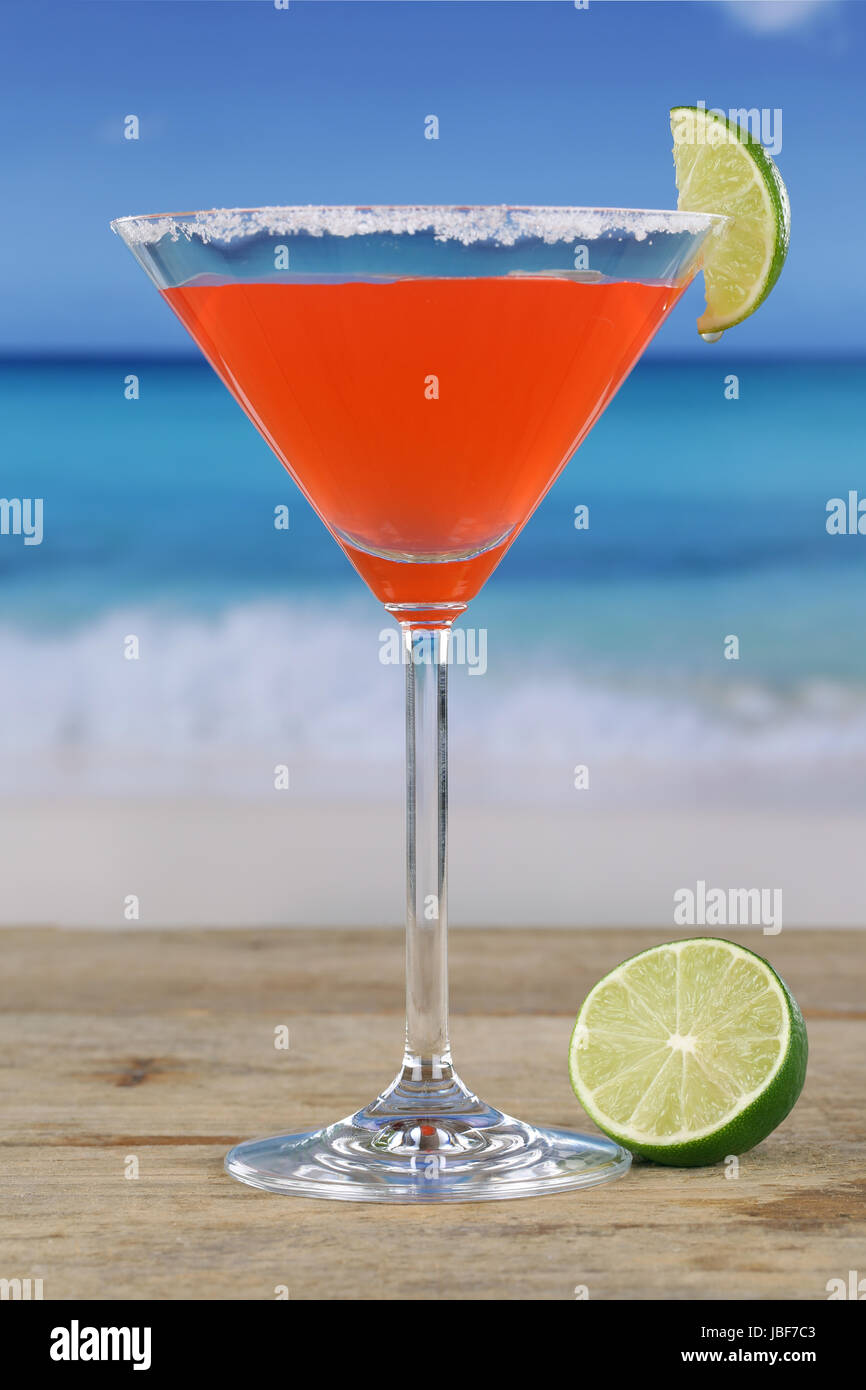 Martini Cocktail am Strand und Meer im Urlaub Stock Photo - Alamy