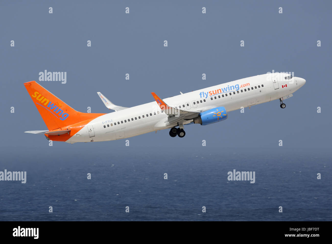 Curacao - 16. Februar 2014: Eine Boeing 737-800 der Sunwing mit der Kennung C-FYLC startet vom Flughafen von Curacao (CUR). Sunwing ist eine kanadische Fluggesellschaft mit Sitz in Toronto. Sie betreibt 33 Flugzeuge. Stock Photo