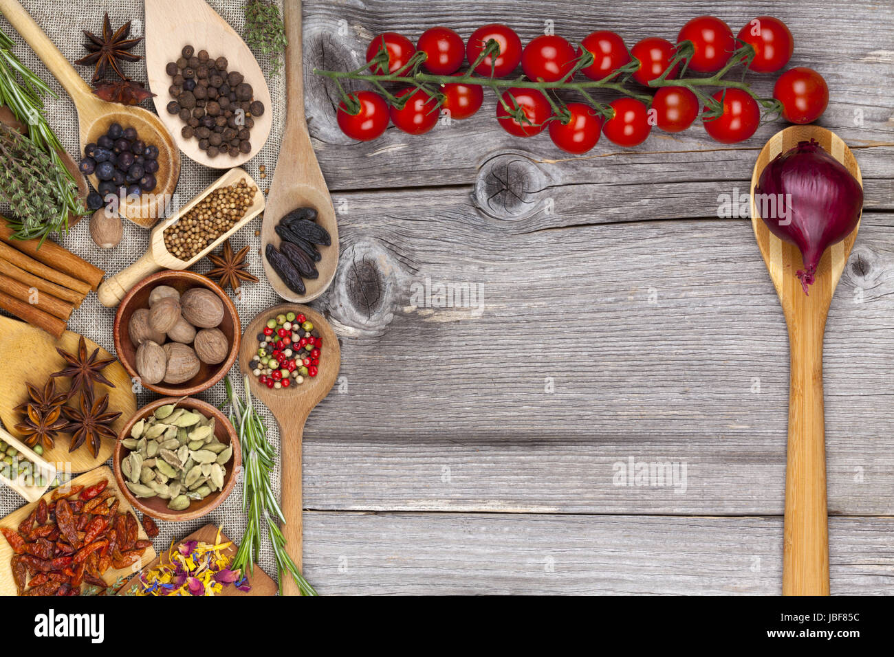 Speisekarte mit Kochlöffel, Tomaten und Gewürzen Stock Photo