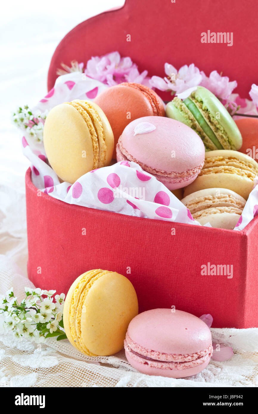 Bunte franzoesische Macarons in roter Schachtel in Herzform Stock Photo ...
