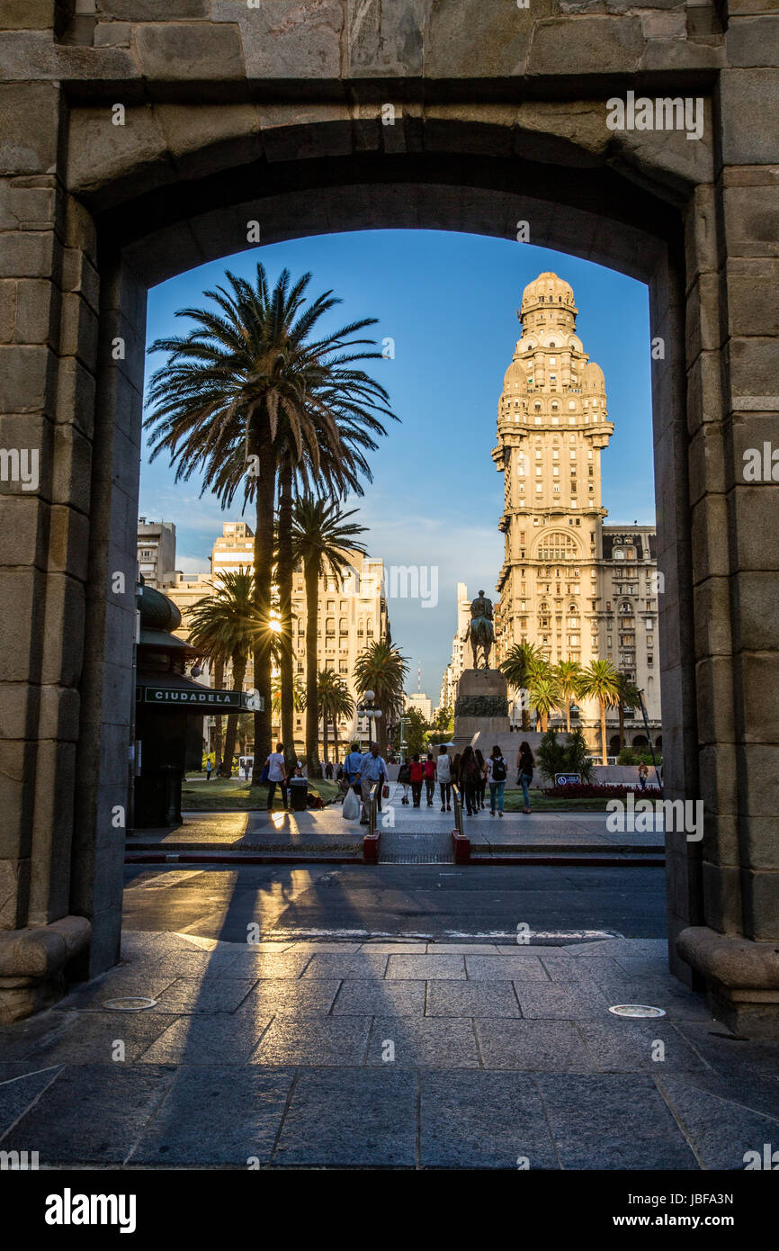 View of  Independence Square through stone archway, Montevideo, Uruguay Stock Photo