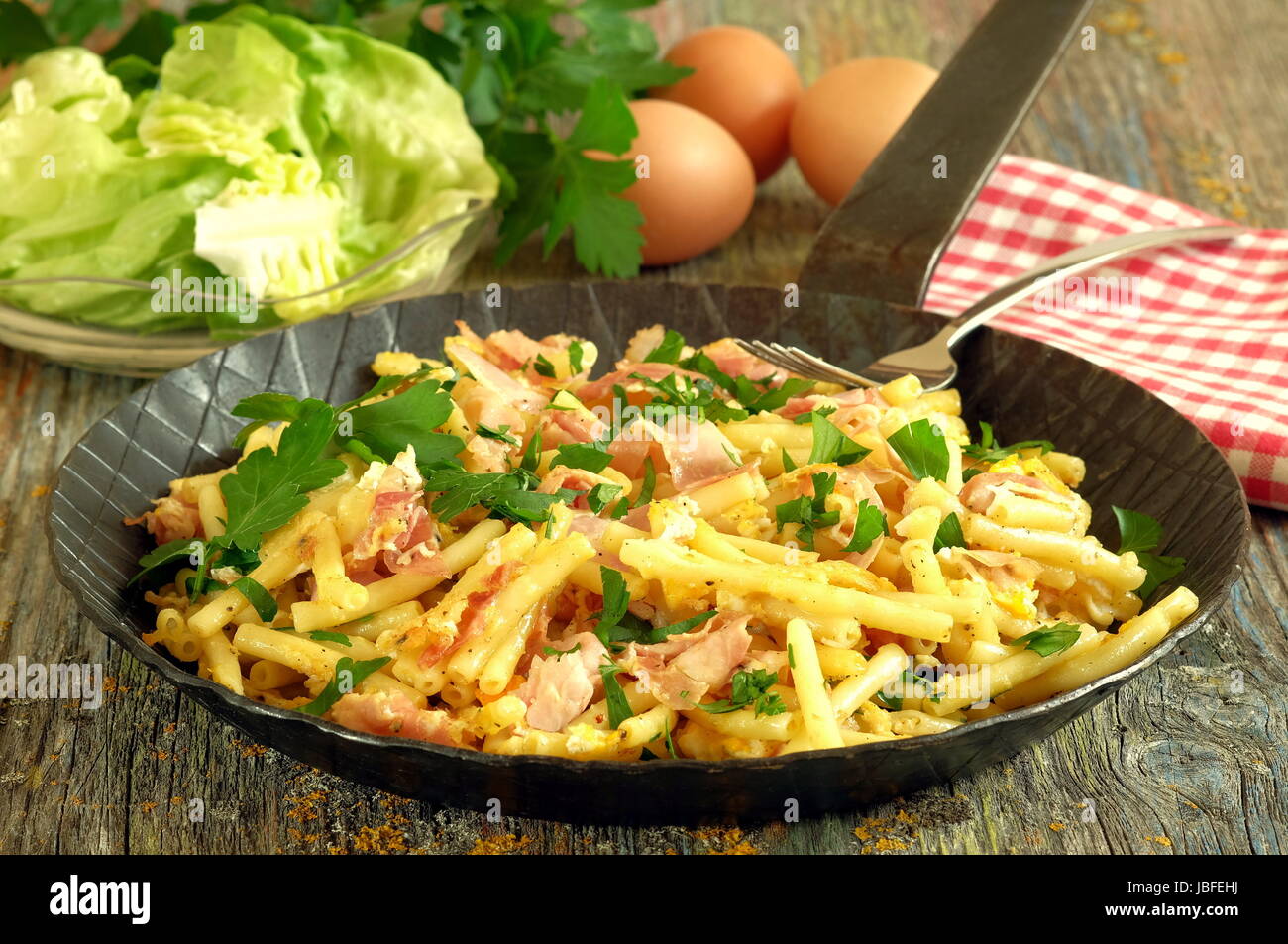 ham noodles pasta dish Stock Photo Alamy