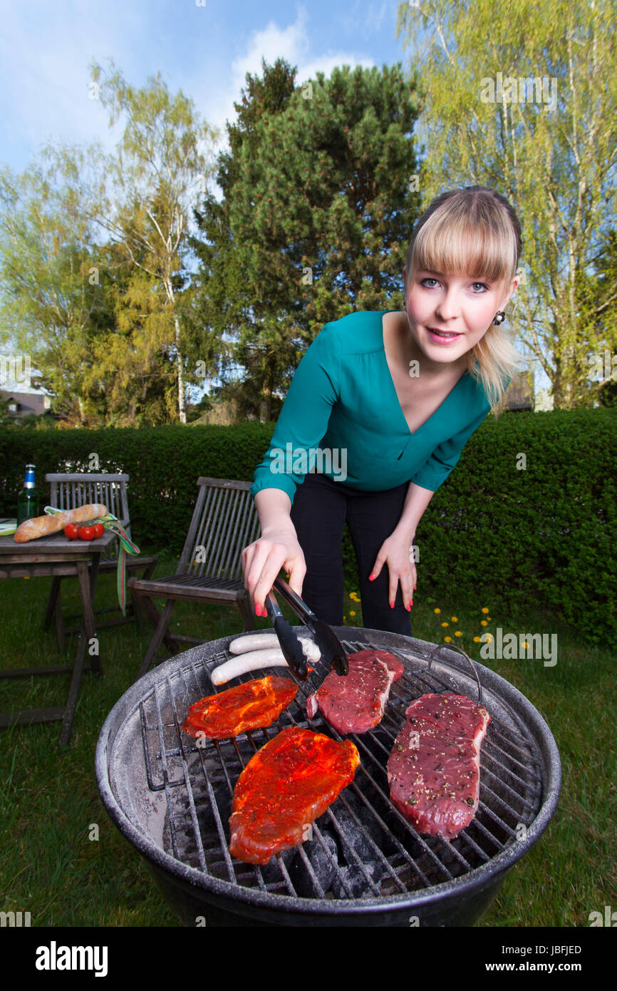 Frau beim Grillen Stock Photo