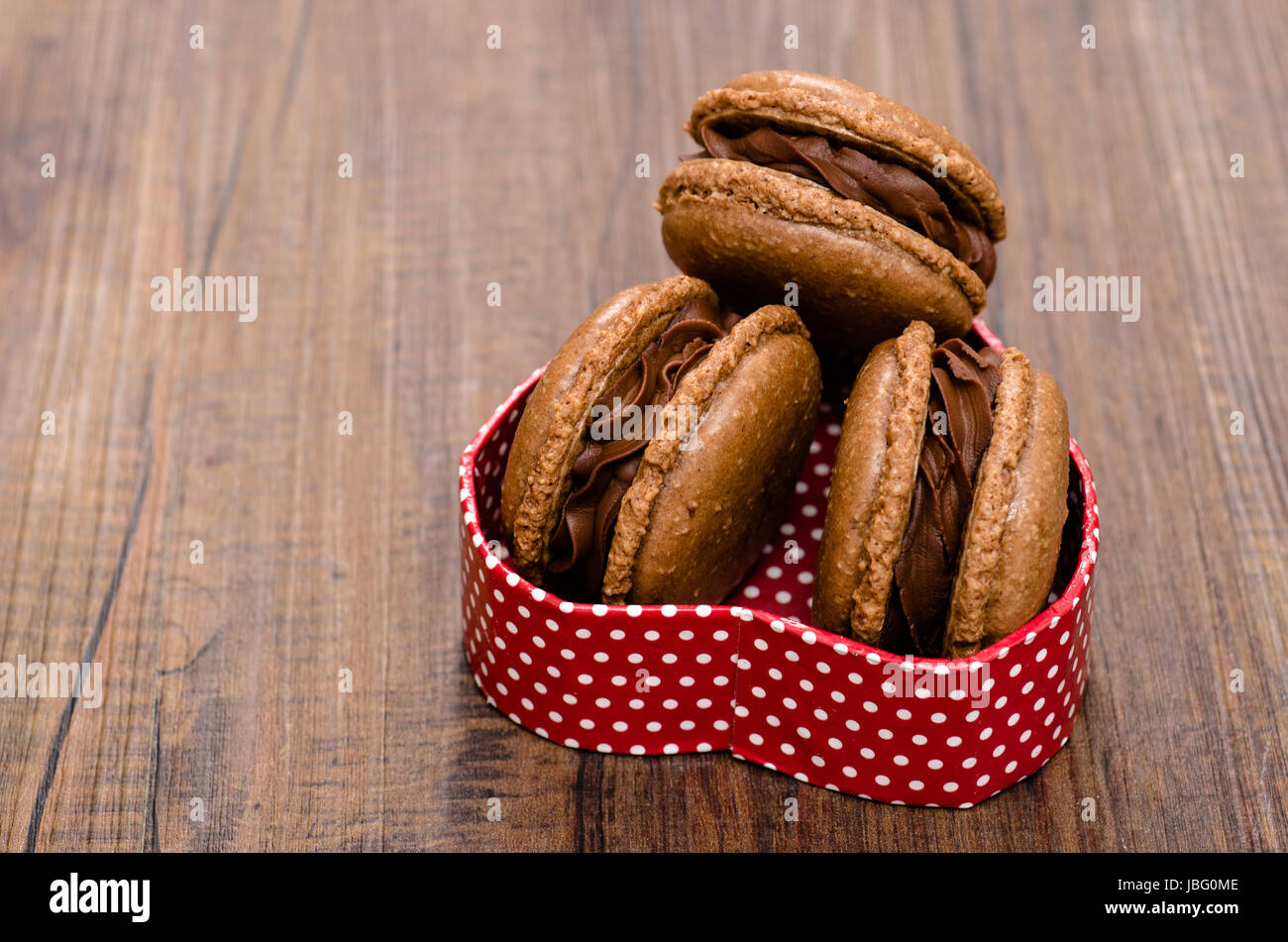 Macarons mit Schokolade in einer Schachtel als Herz Stock Photo