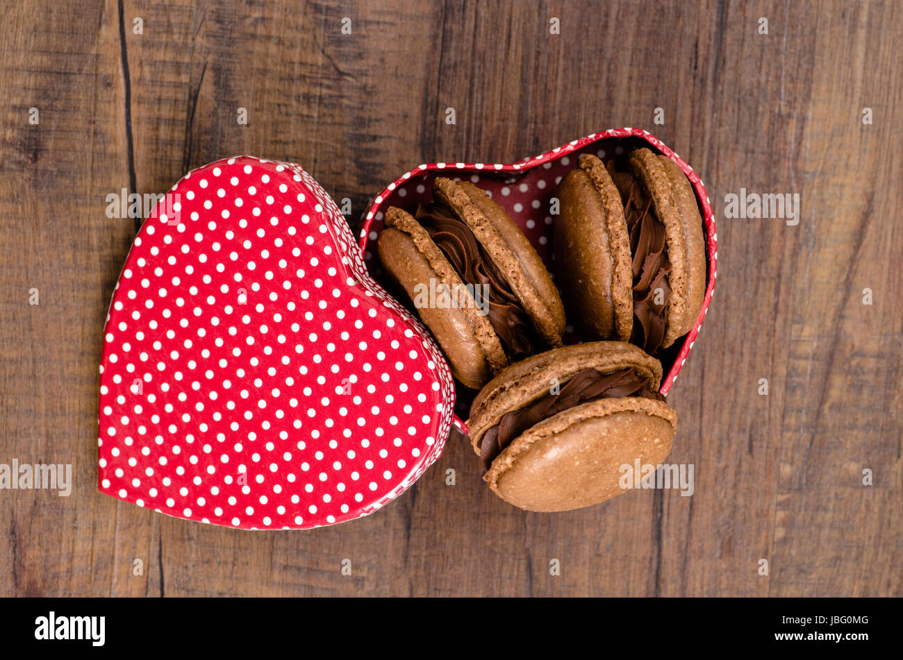 Rotes Herz mit Baiser Macaron mit Füllung aus Schokolade Stock Photo