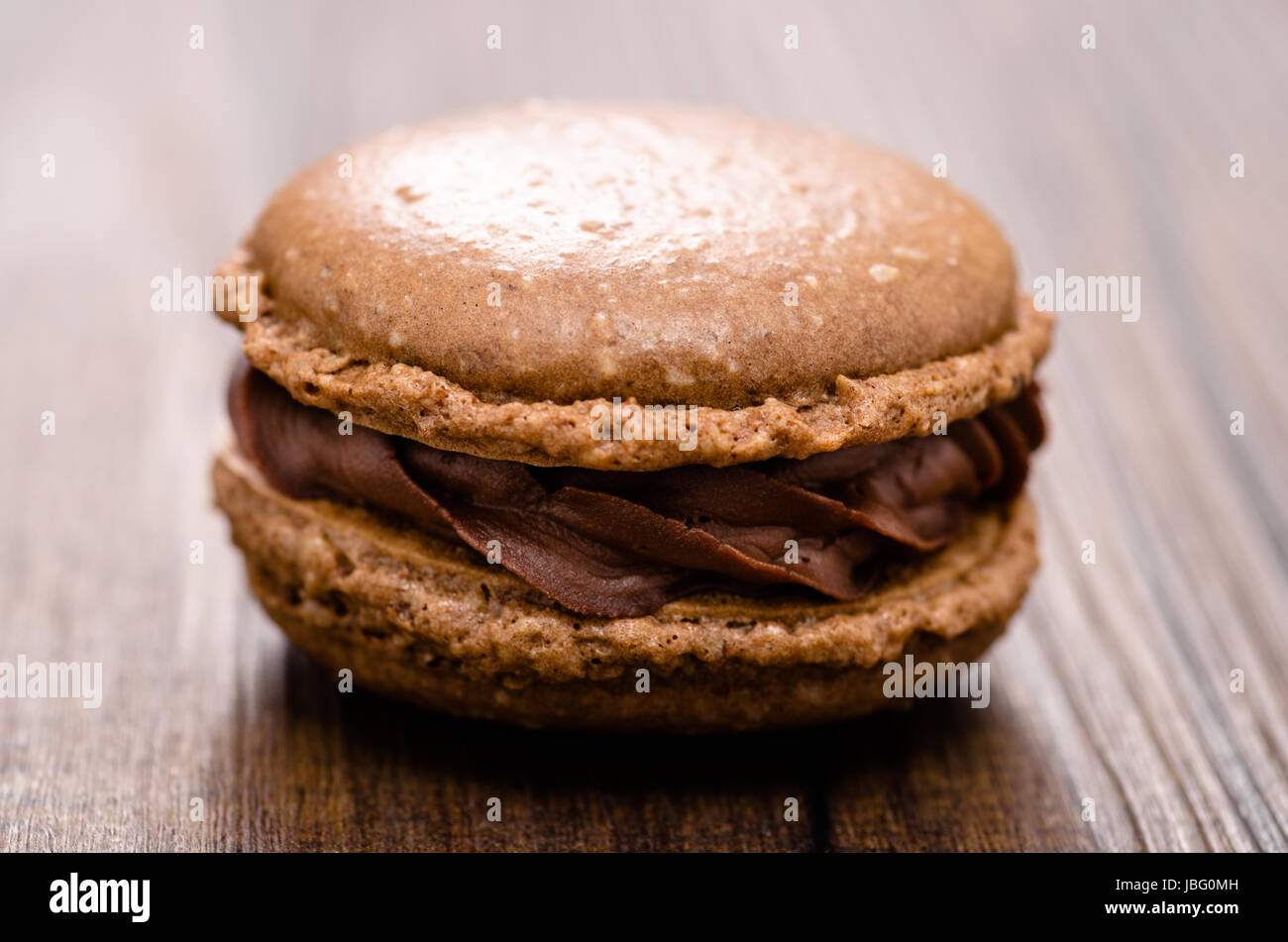 Macaron mit Galanche aus Schokolade und Kakao Baiser Stock Photo