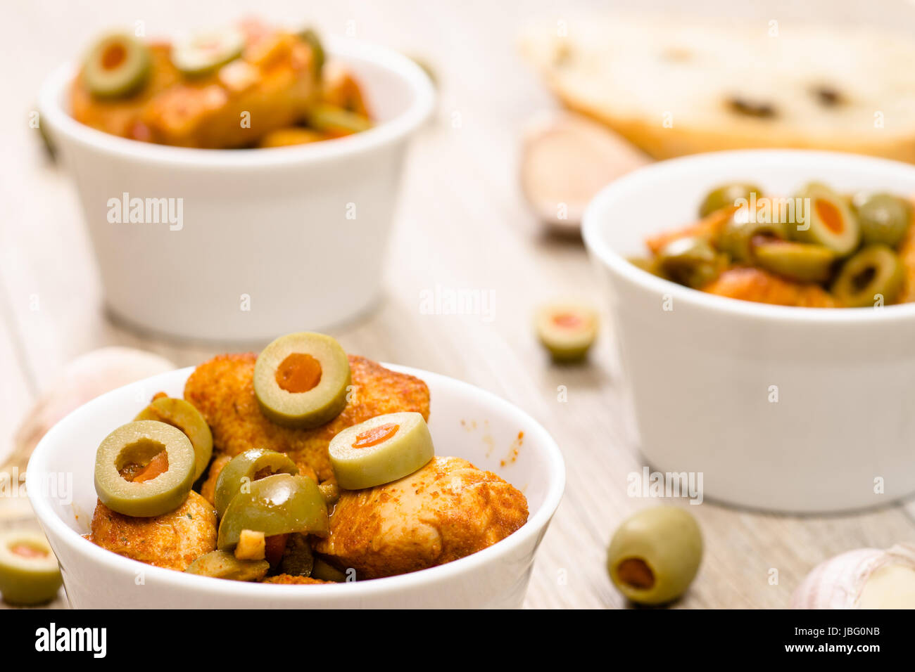 Grüne Oliven und mit Paprika gebratenes Huhn Stock Photo - Alamy