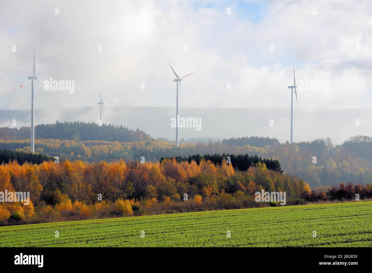 Windräder im Herbstwald bei Morbach Stock Photo