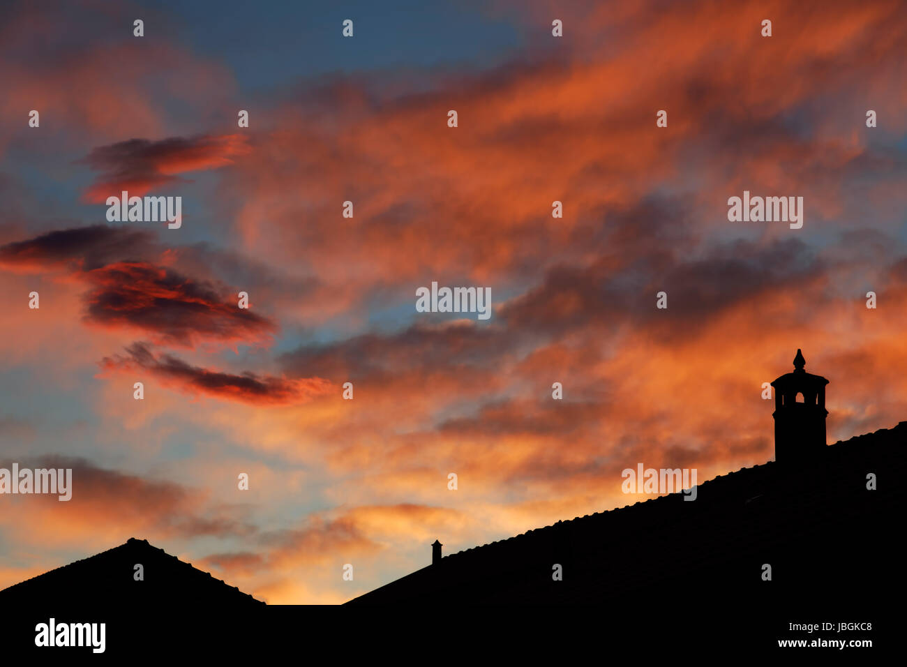 Abendrot in Italien, Dachsilhoutten, blauer Abendhimmel mit roten Wolken Stock Photo