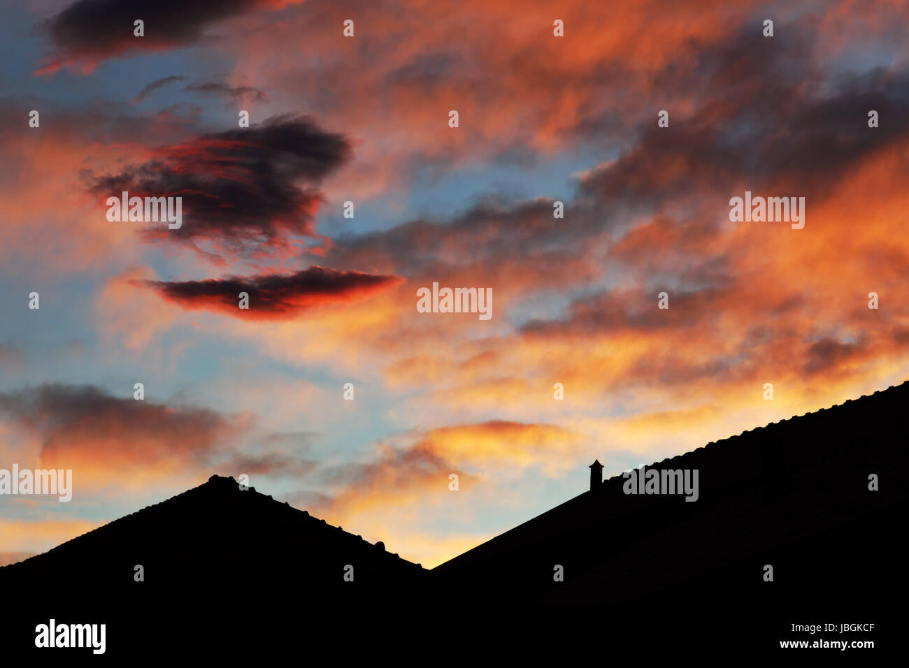 Abendrot in Italien, Dachsilhoutten, blauer Abendhimmel mit roten Wolken Stock Photo