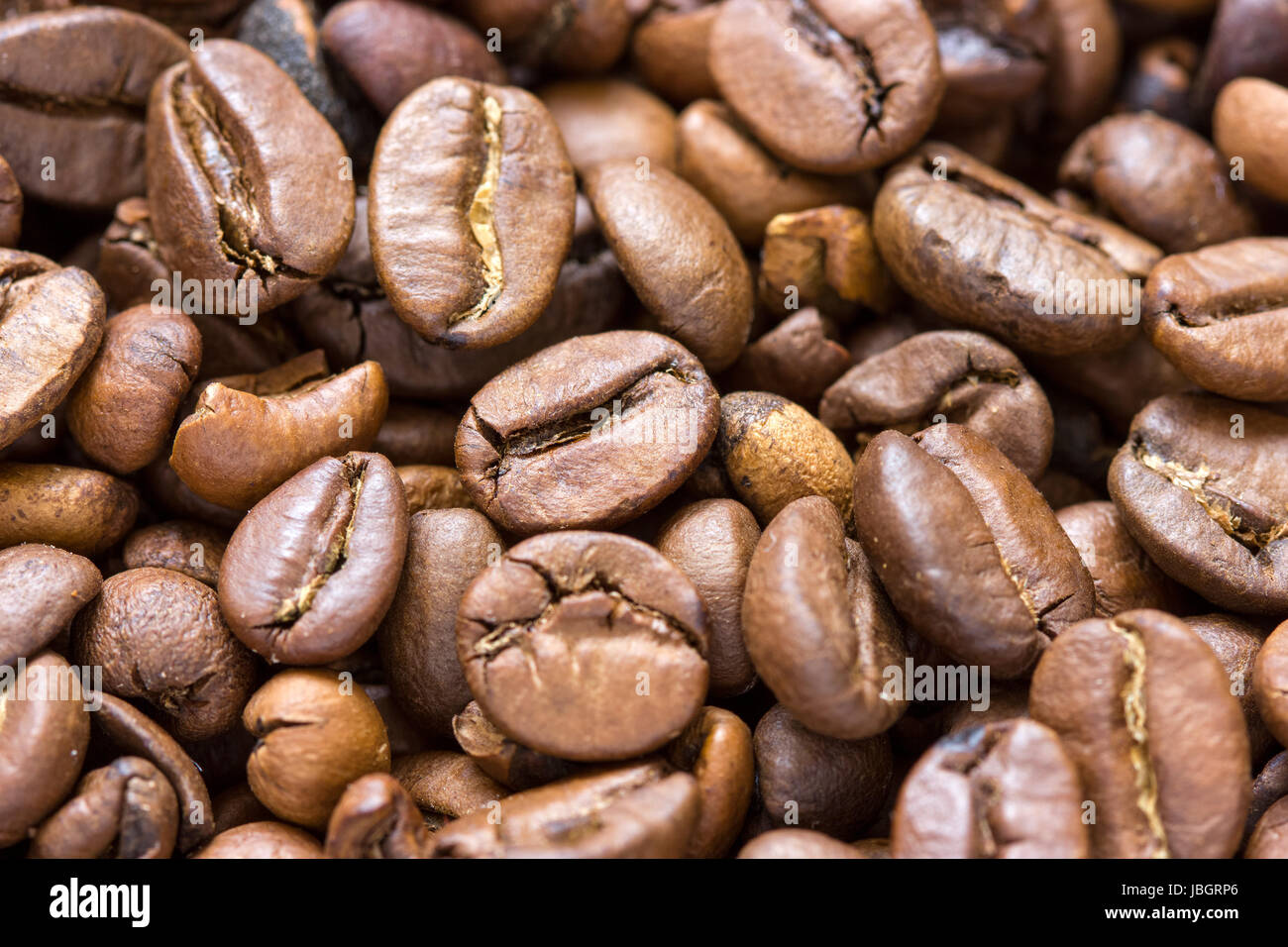 Close up background of roasted coffee beans Stock Photo - Alamy