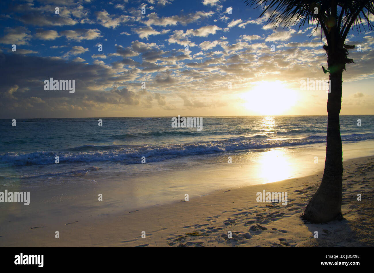 Beautiful sunset above the sea Stock Photo - Alamy