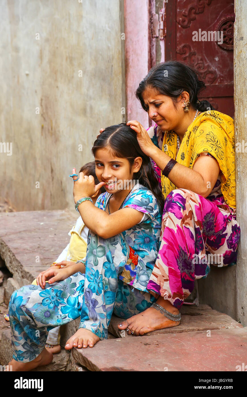 Local woman grooming for lice on her daughter's head in Fatehpur Sikri, Uttar Pradesh, India. The city was founded in 1569 by the Mughal Emperor Akbar Stock Photo