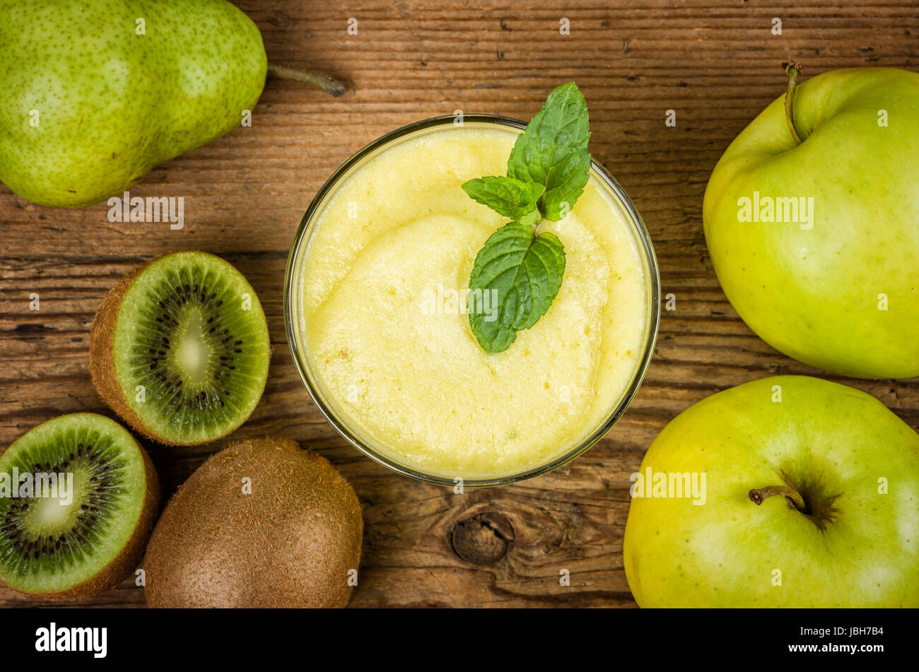 Obstsmoothie mit frischen Zutaten Stock Photo - Alamy