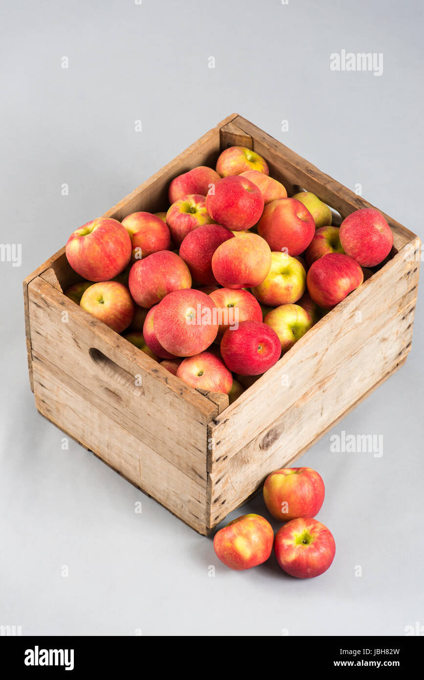 crate full of apples isolated on white background Stock Photo - Alamy