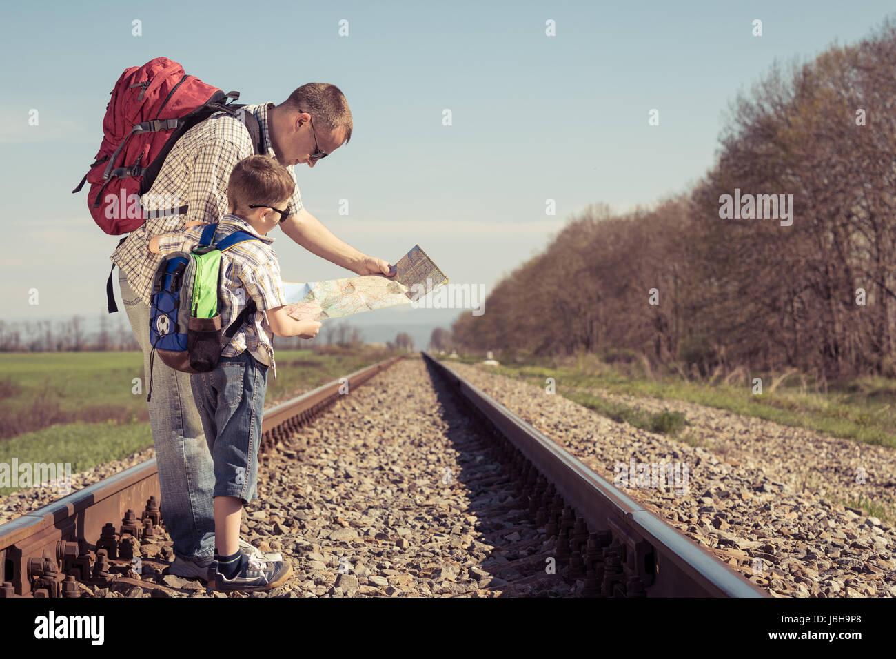 Поезд папа мама. Сын с отцом на железной дороге. Мама с сыном идут по рельсам. Папа в поезде. Провожаю сына на свои картинки.
