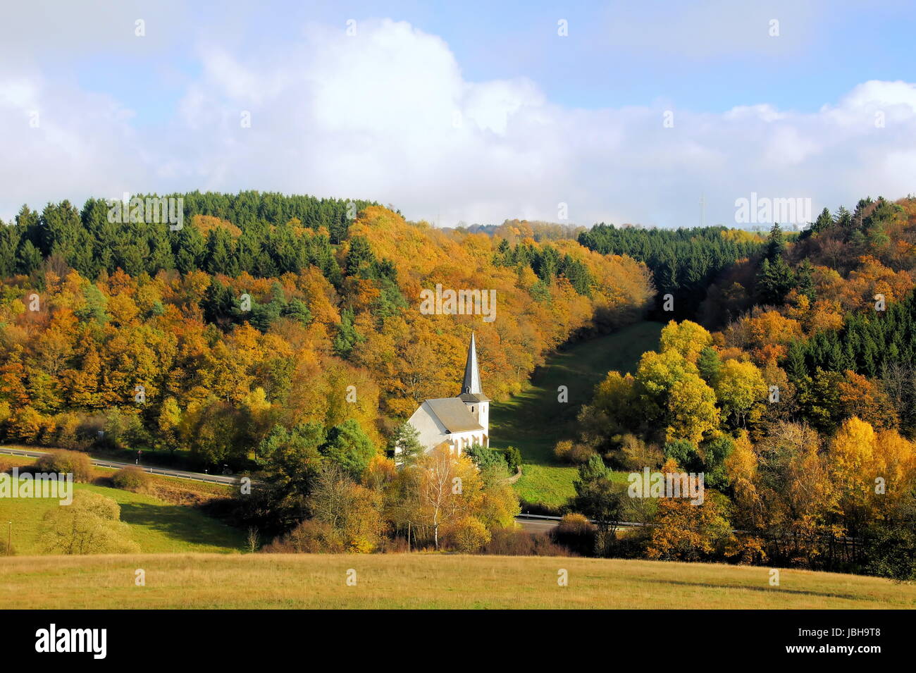 Walholzkirche bei Morbach mit umgebender Landschaft Stock Photo