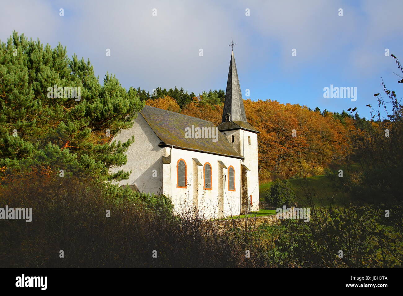Walholzkirche bei Morbach einsam im Wald Stock Photo