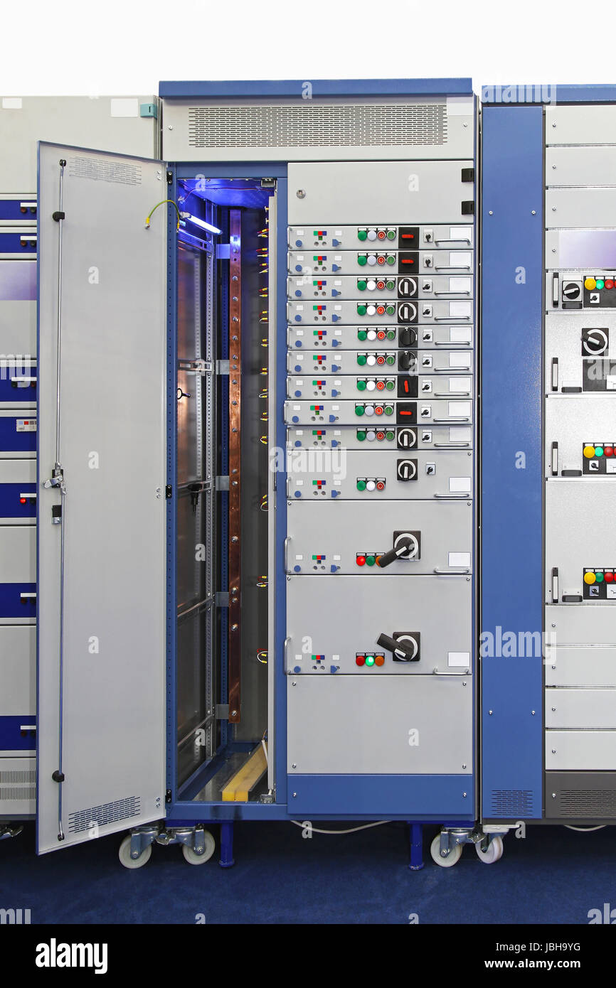 Power distribution board current breakers with overcurrent protection