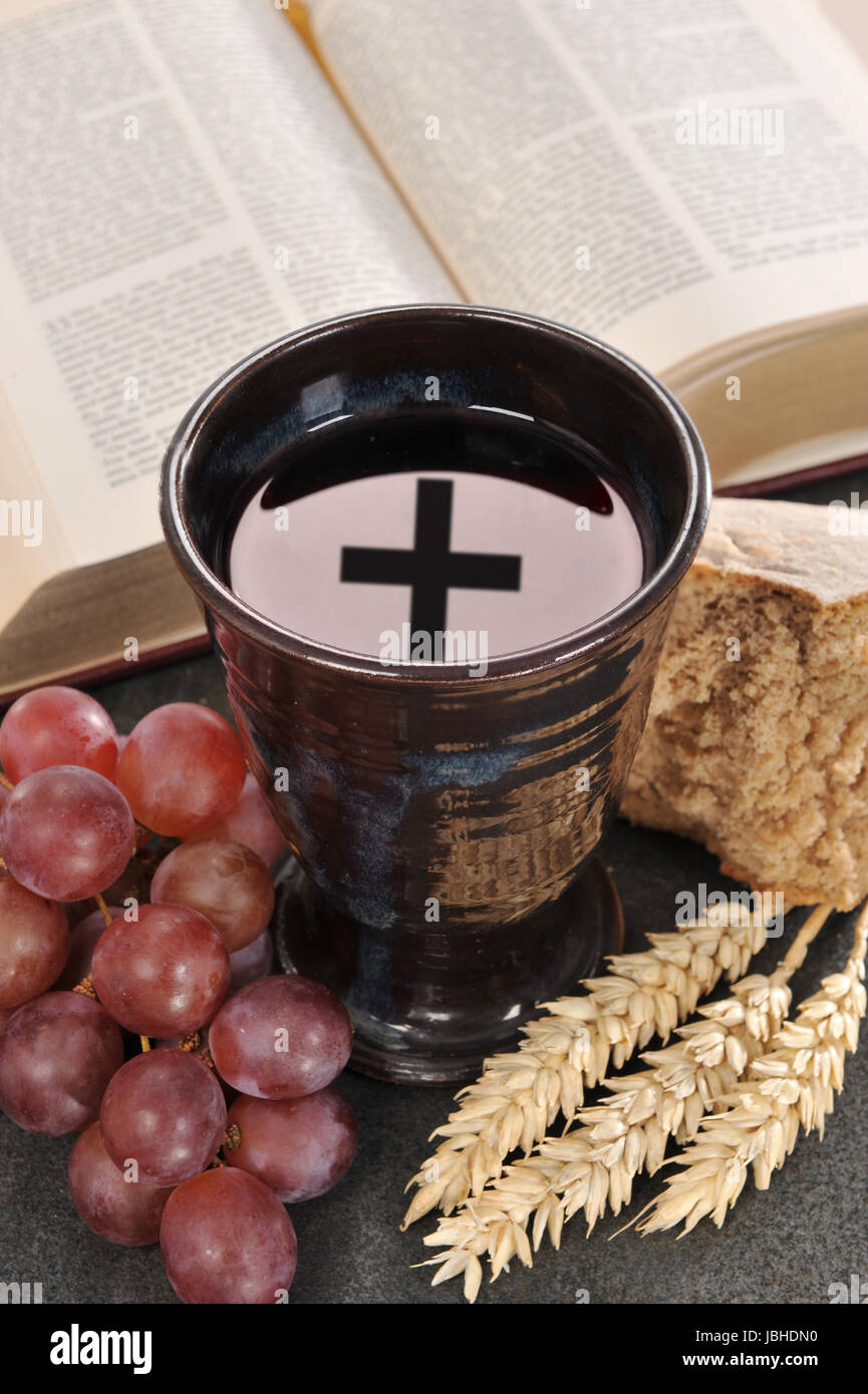 покровцы на проскомидии. хлеб и вино причастие. гостия облатка. гостия евхаристический хлеб. дискос на проскомидии.