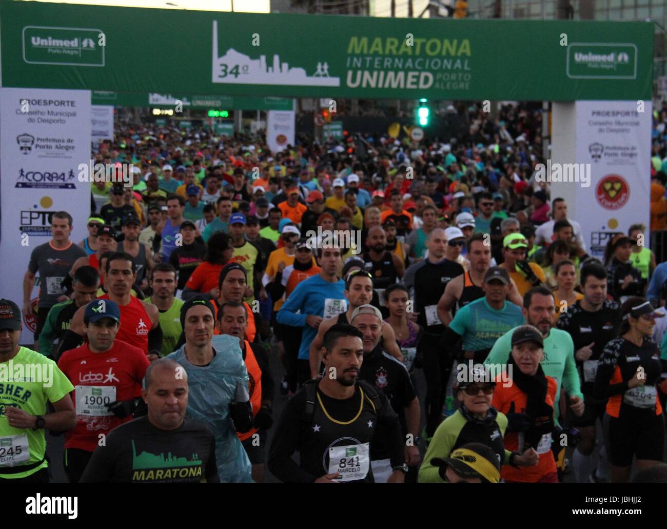 Porto Alegre, Brazil. 11th June, 2017. Start of the 34th International Marathon of Porto Alegre. Credit: Eldio Suzano/FotoArena/Alamy Live News Stock Photo