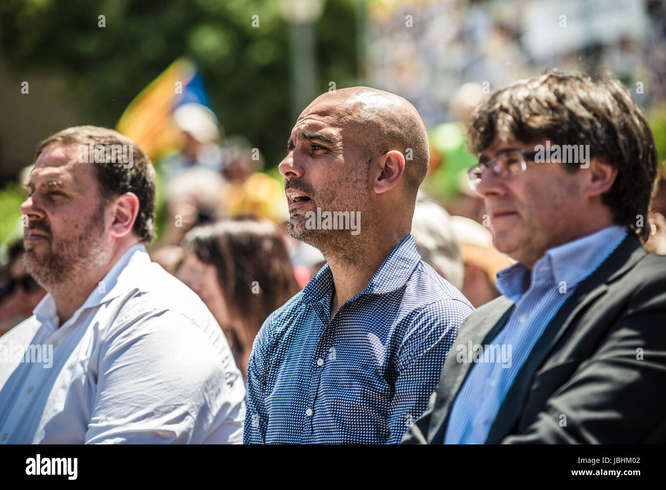 Barcelona, Spain. 11 June, 2017:  ORIOL JUNQUERAS, vice-president of the Catalan government, PEP GUARDIALOA, head coach of Manchester City, and CARLES PUIGDEMONT, President of the Catalan government, assist a pro-independence concentration at Barcelona's Montjuic Fountains in support of the recently announced referendum over Catalonia's independence from Spain in form of a republic at October 1st Credit: Matthias Oesterle/Alamy Live News Stock Photo
