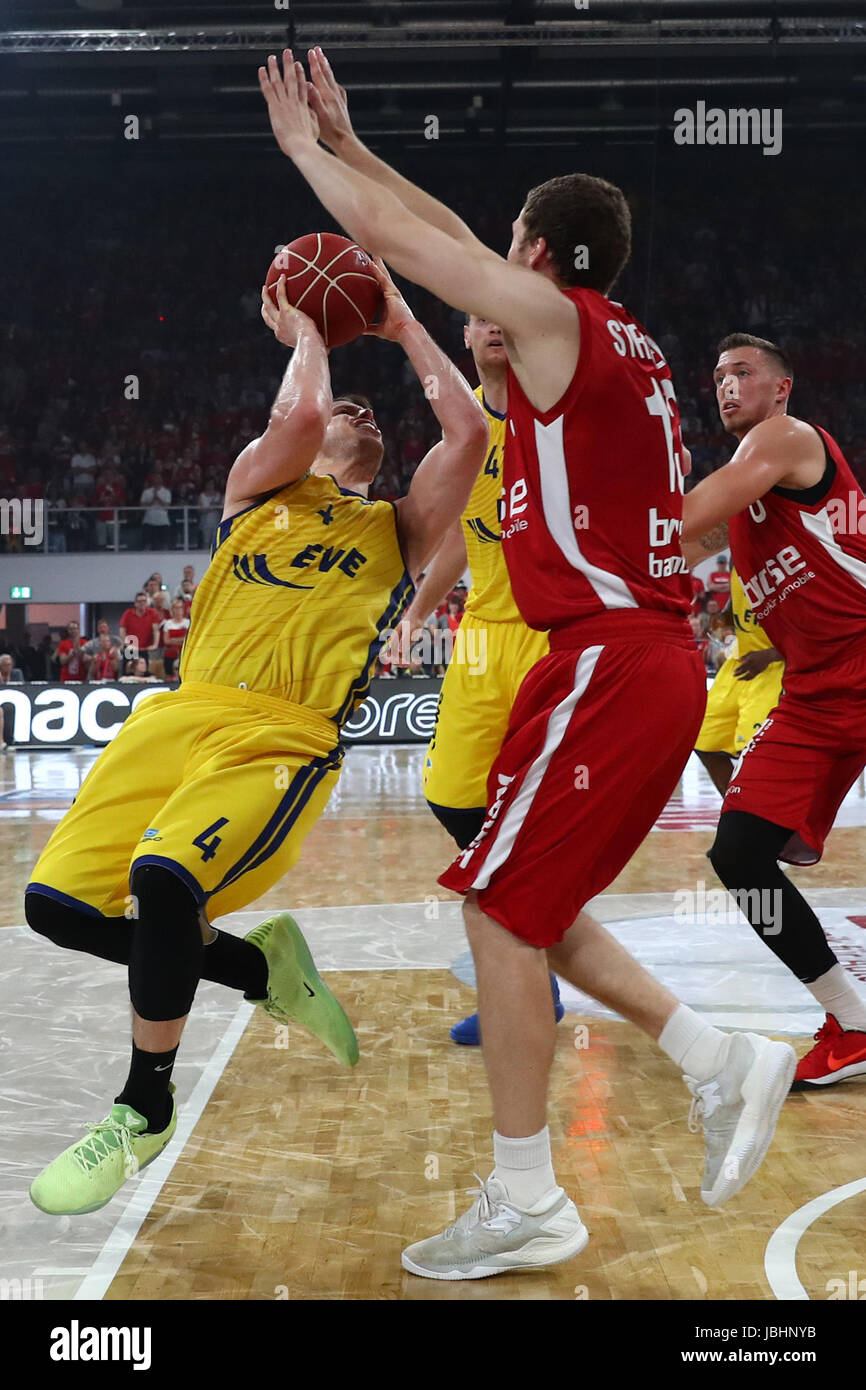 Bamberg, Germany. 11th June, 2017. Bamberg's Janis Strelnieks (c) blocks Oldenburg's Chris