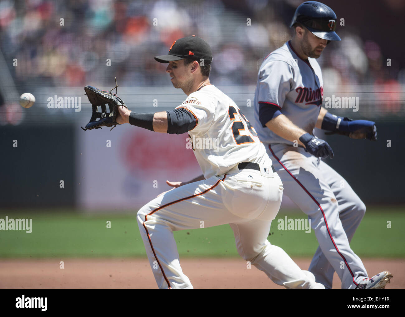 San Francisco, California, USA. 11th June, 2017. San Francisco Giants catcher Buster Posey (28) keeping Minnesota Twins second baseman Brian Dozier (2) on the bag in the first inning during a MLB baseball game between the Minnesota Twins and the San Francisco Giants on ''Dog Days of Summer'' at AT&T Park in San Francisco, California. Valerie Shoaps/CSM/Alamy Live News Stock Photo