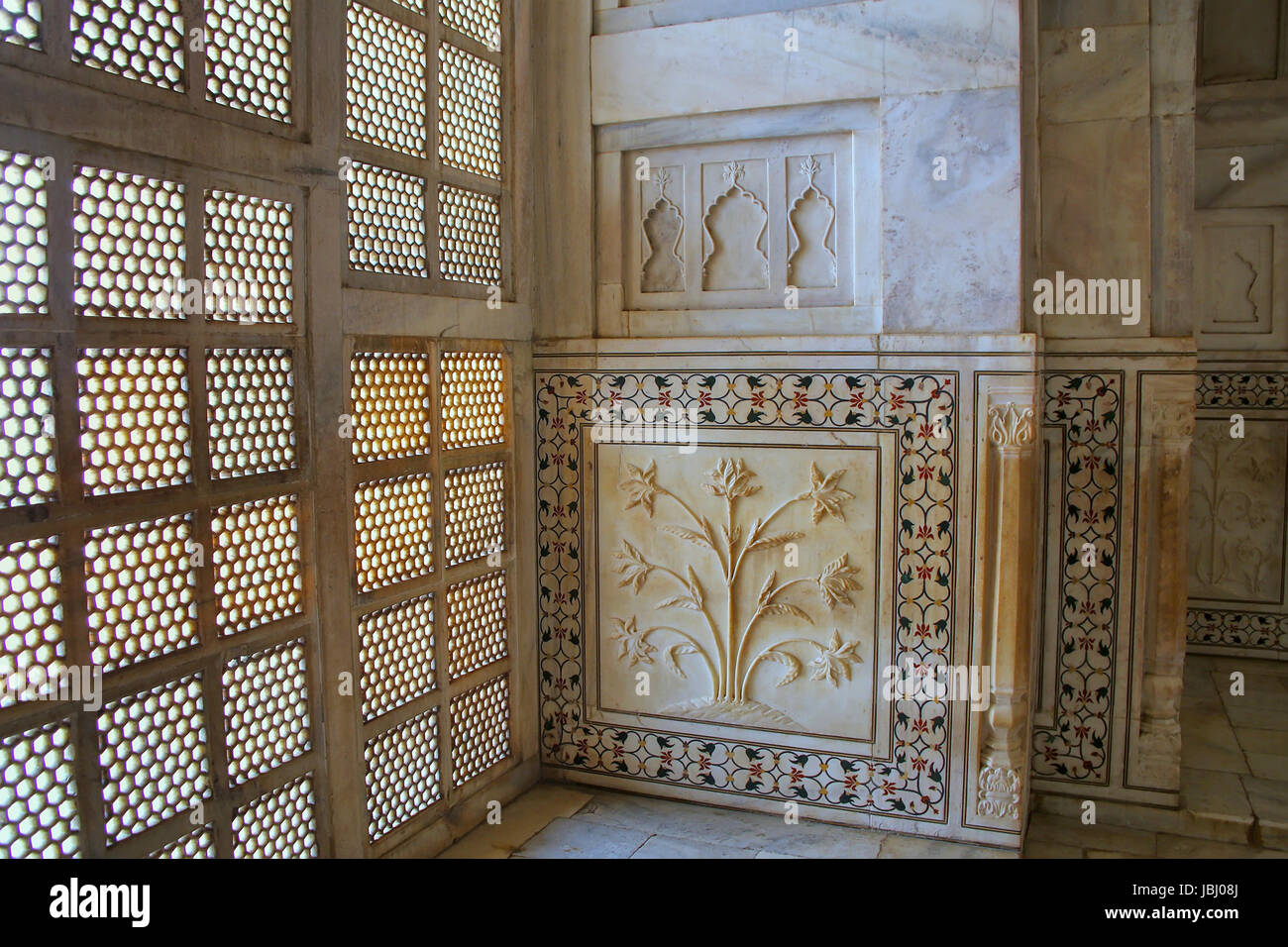 Lattice jali screen and decorated wall inside Taj Mahal, Agra, Uttar Pradesh, India. It was built in 1632 by the Mughal emperor Shah Jahan to house th Stock Photo