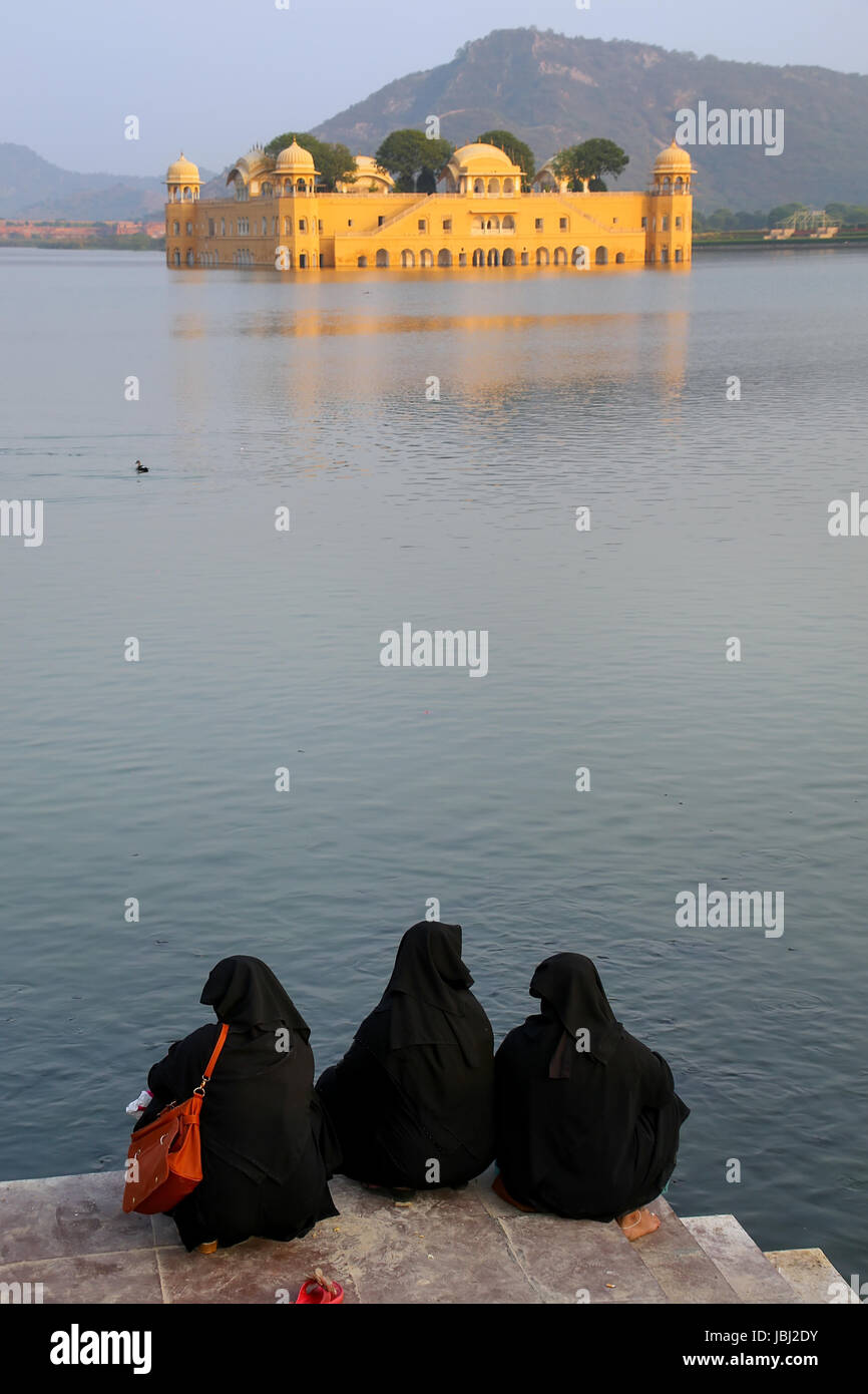 Muslim women sitting on the shore of Man Sagar Lake in Jaipur, Rajasthan, India. Stock Photo