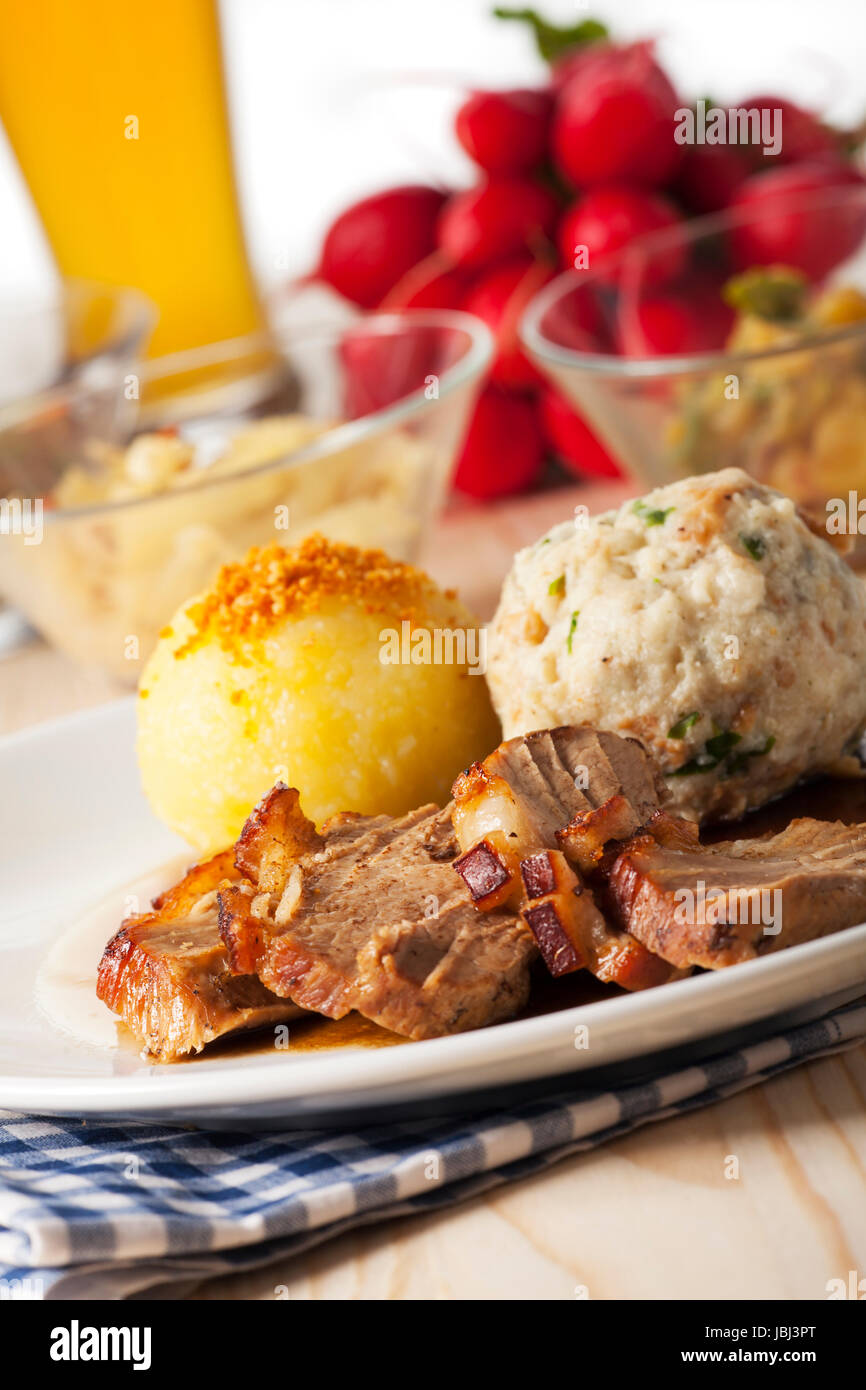 Bayerischer Schweinebraten mit Knödel Stock Photo - Alamy