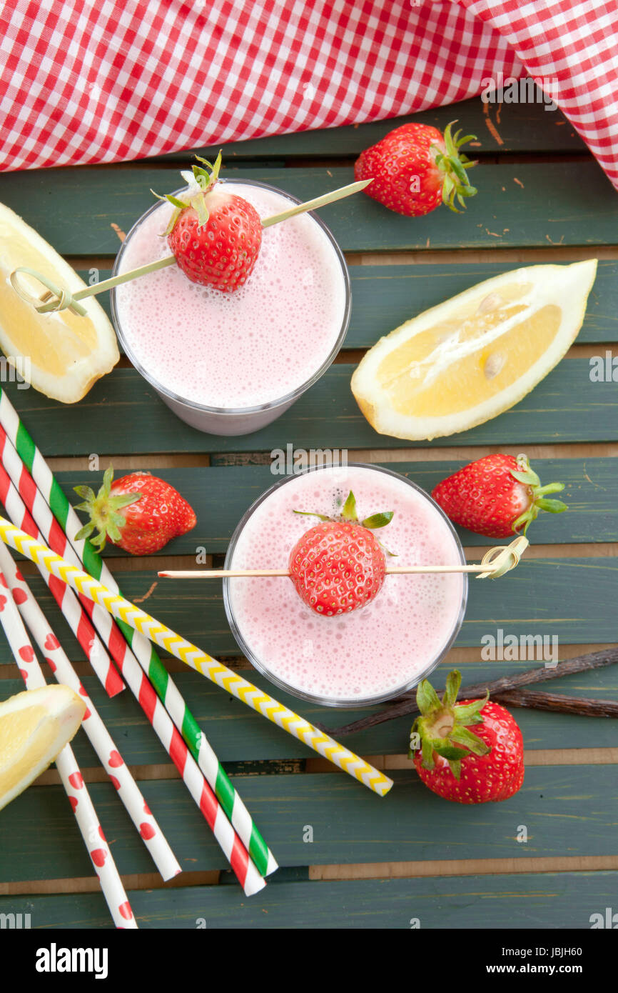 Milchshake in Glaesern mit frischen Erdbeeren Stock Photo