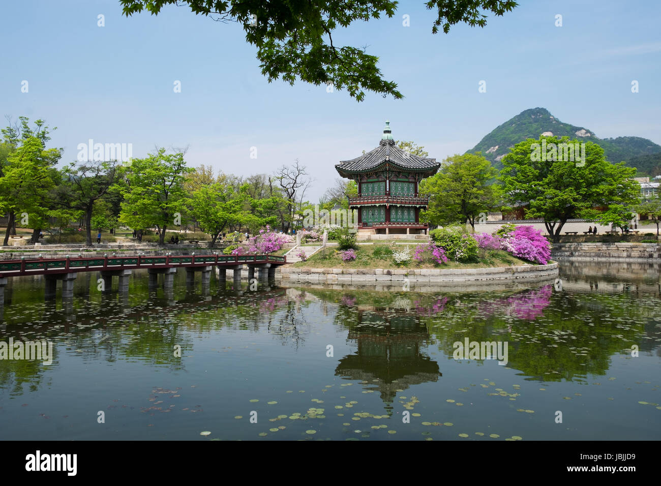 Seoul Hyangwonjeong, koreanischer Pavillion auf einer Insel im Teich