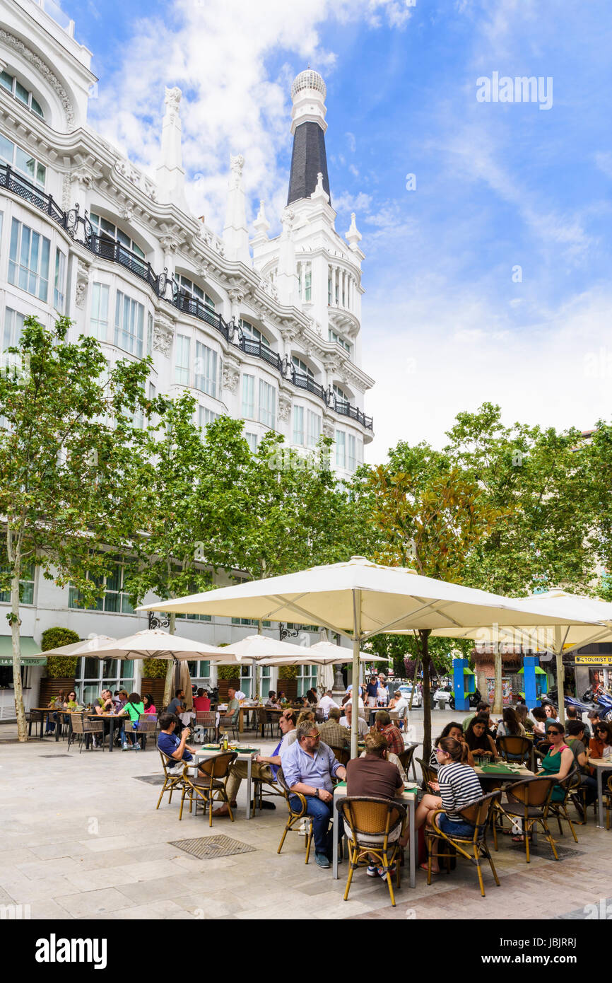 Busy cafés and restaurants in pedestrianized Plaza del Angel, Madrid, Spain Stock Photo