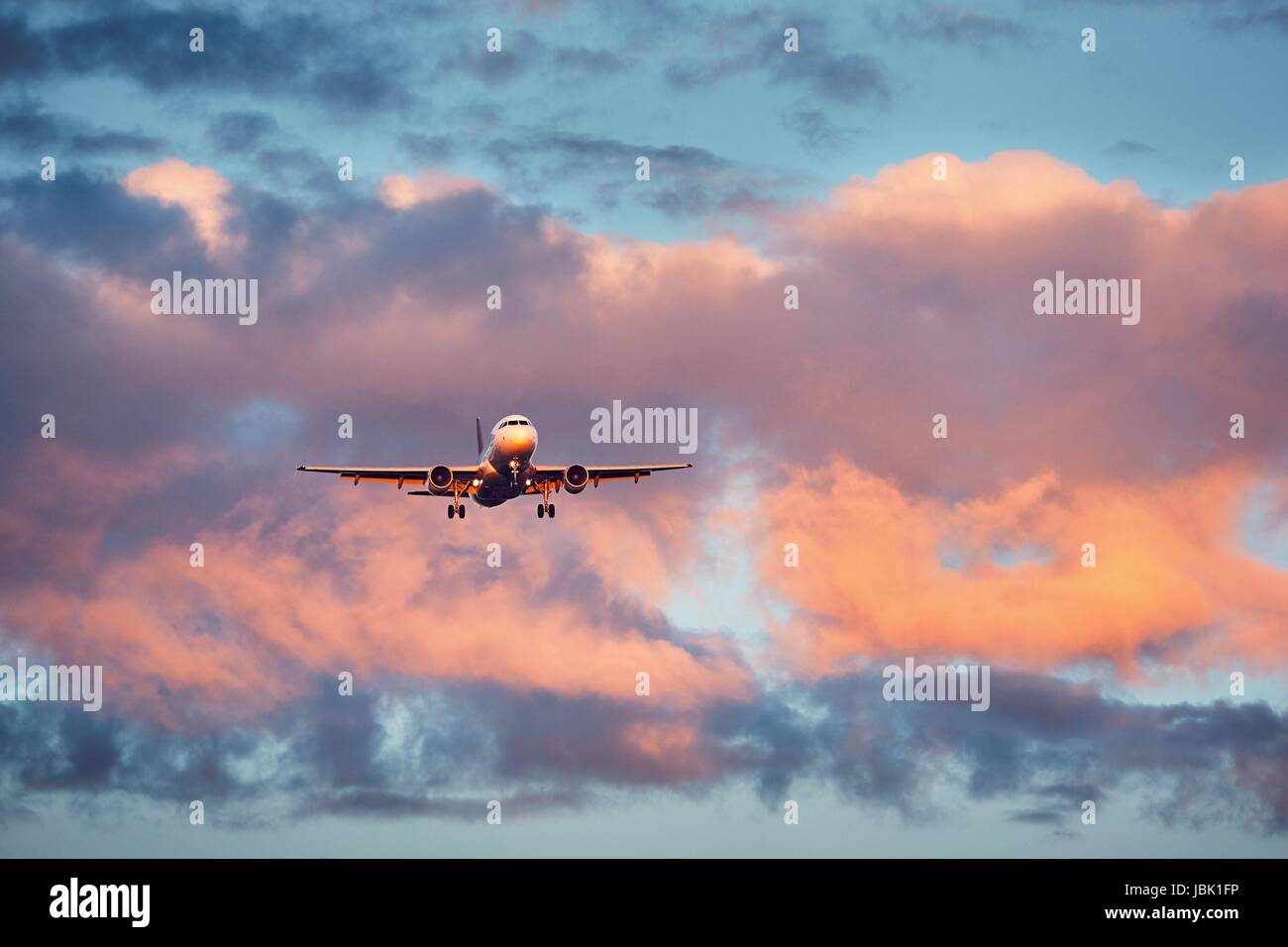 Plane flying into sunset hi-res stock photography and images - Alamy