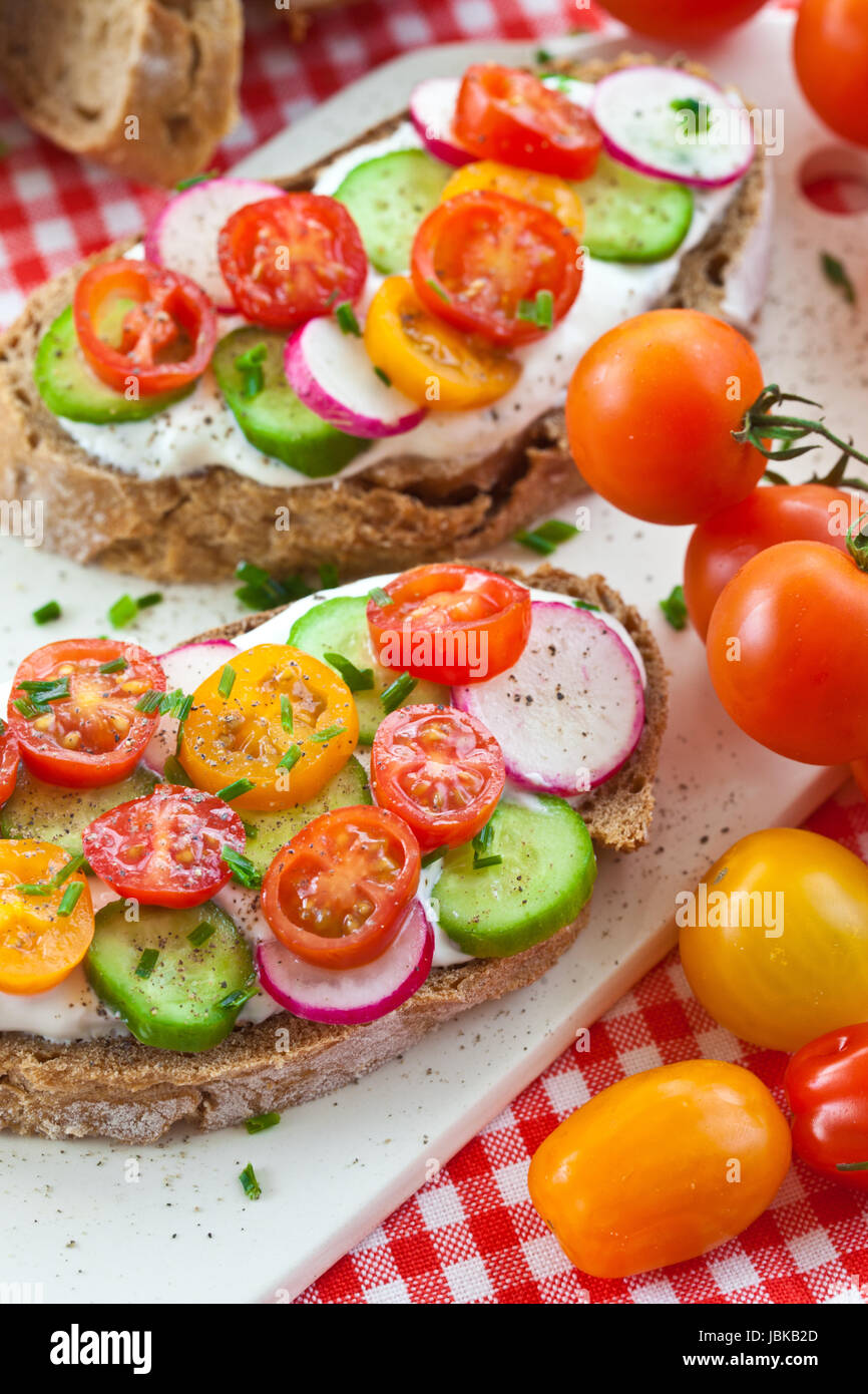 Brot mit Quark und frischen Tomaten, Gurken und Radieschen Stock Photo ...