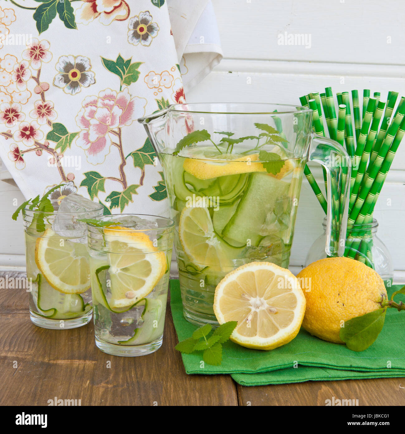 Frische Bowle mit Gurke und Zitrone Stock Photo