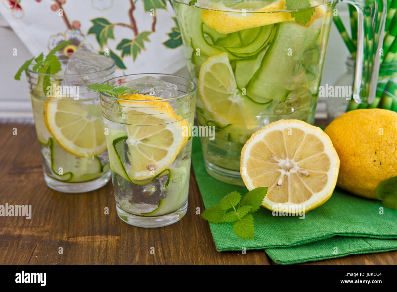 Frische Bowle mit Gurke und Zitrone Stock Photo