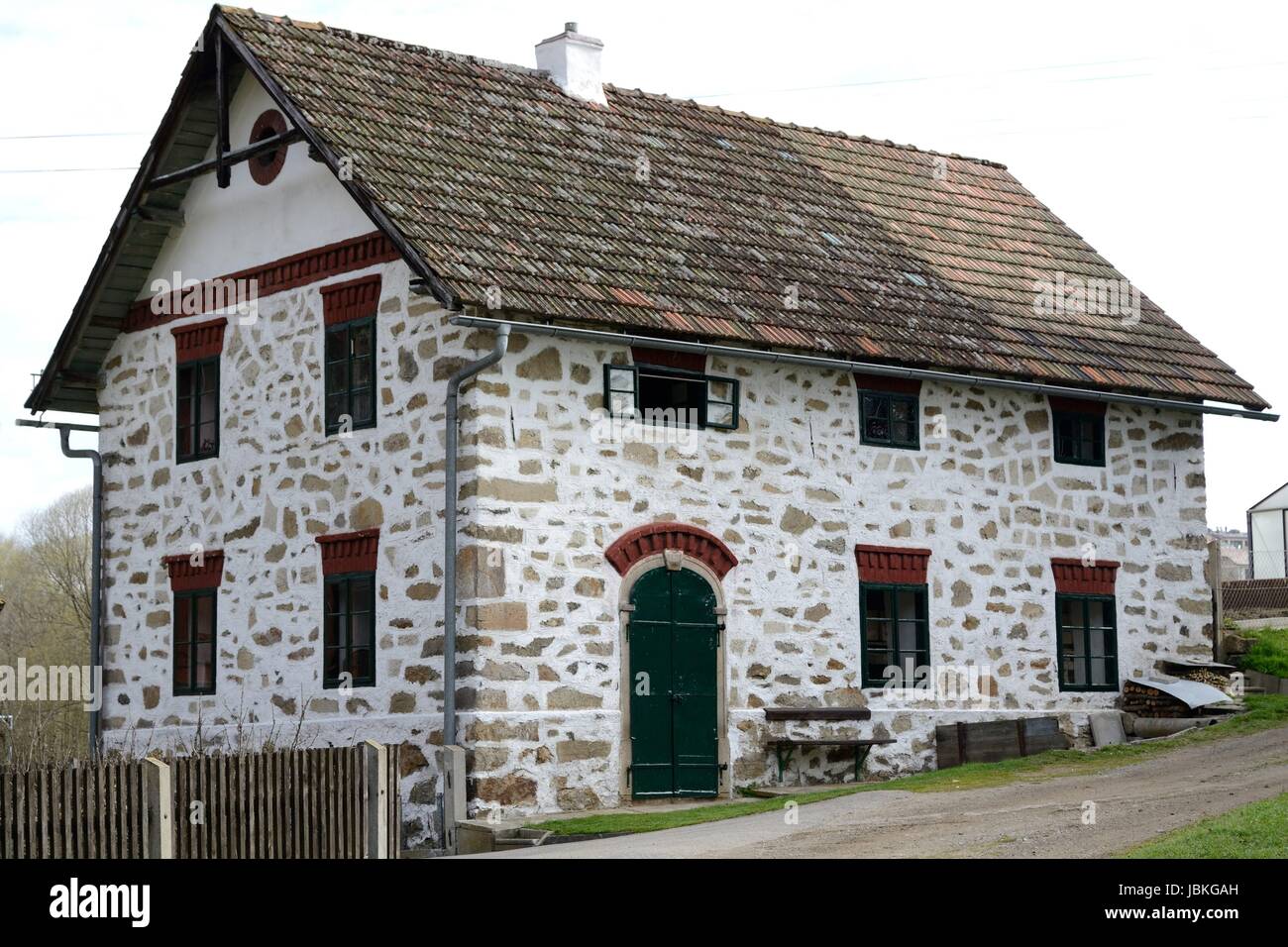 kleines renoviertes Landhaus im Bauernhausstil Stock Photo