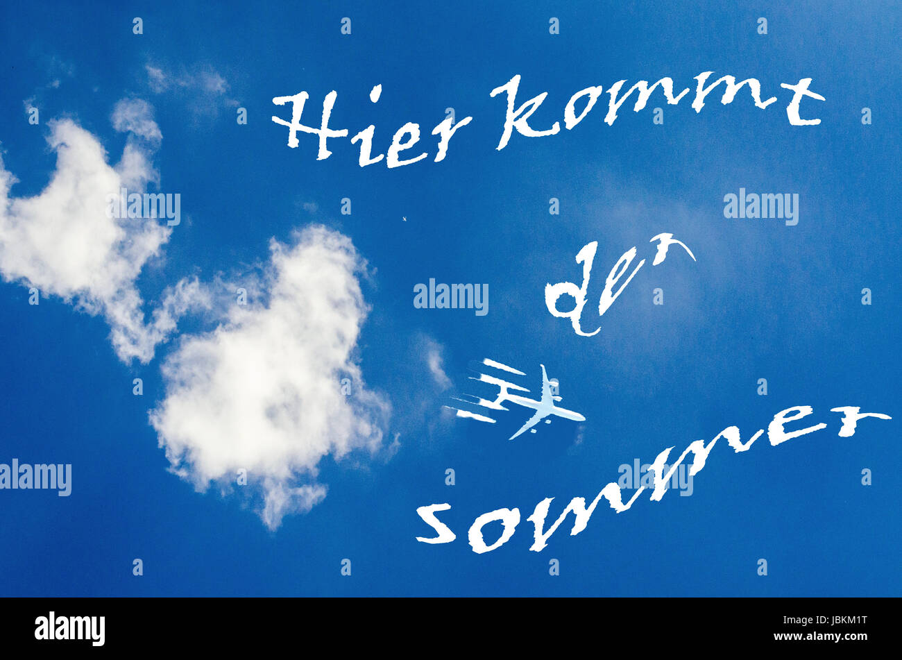 Blauer Himmel Mit Schrift Hier Kommt Der Sommer In Deutsch Stock