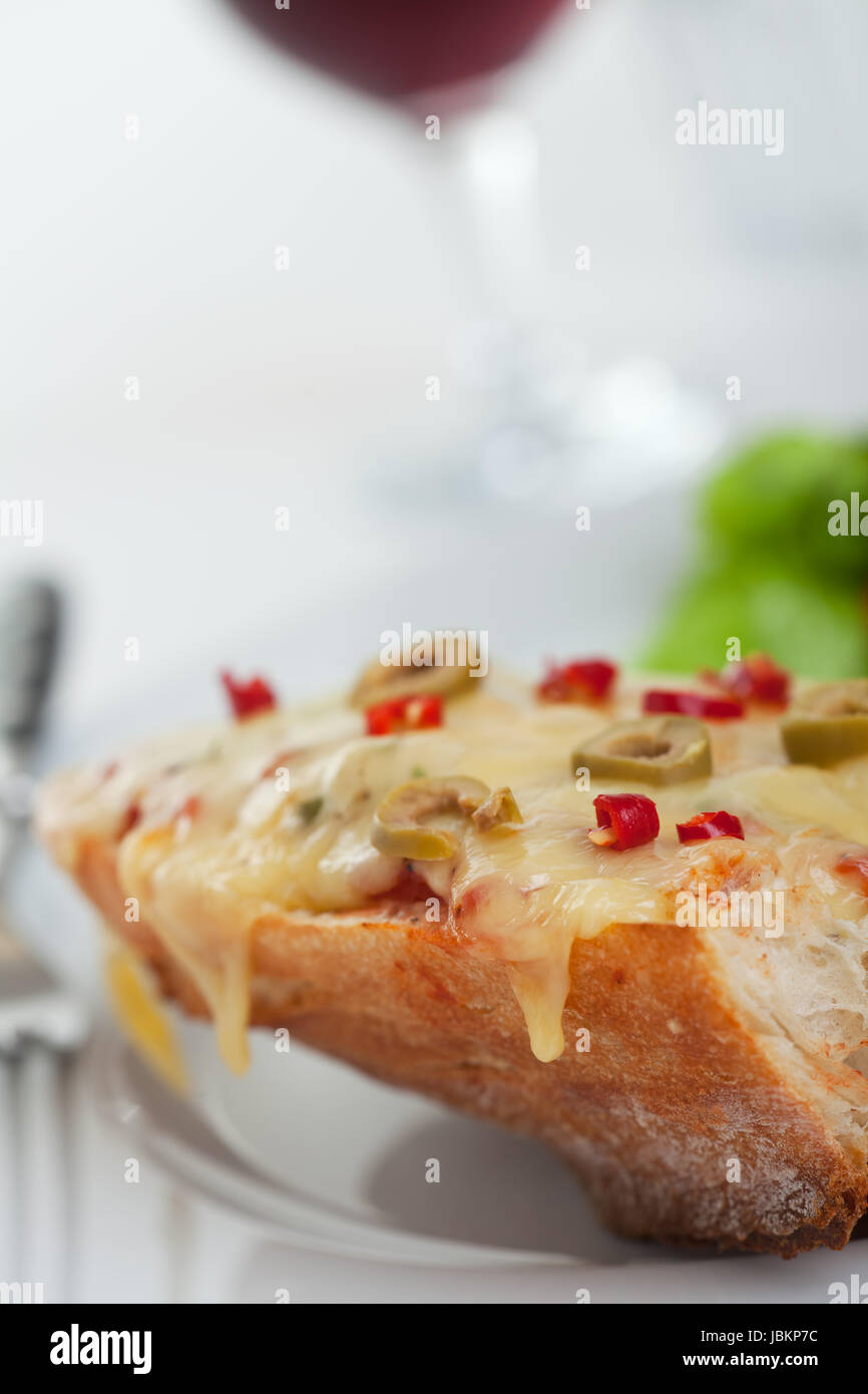 Closeup von einem gegrillten Käsebaguette Stock Photo - Alamy