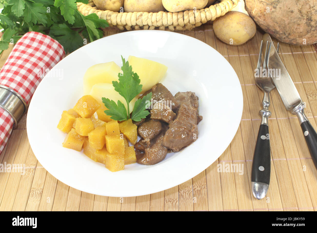 Wildgulasch mit Steckrüben und gekochten Kartoffeln Stock Photo - Alamy