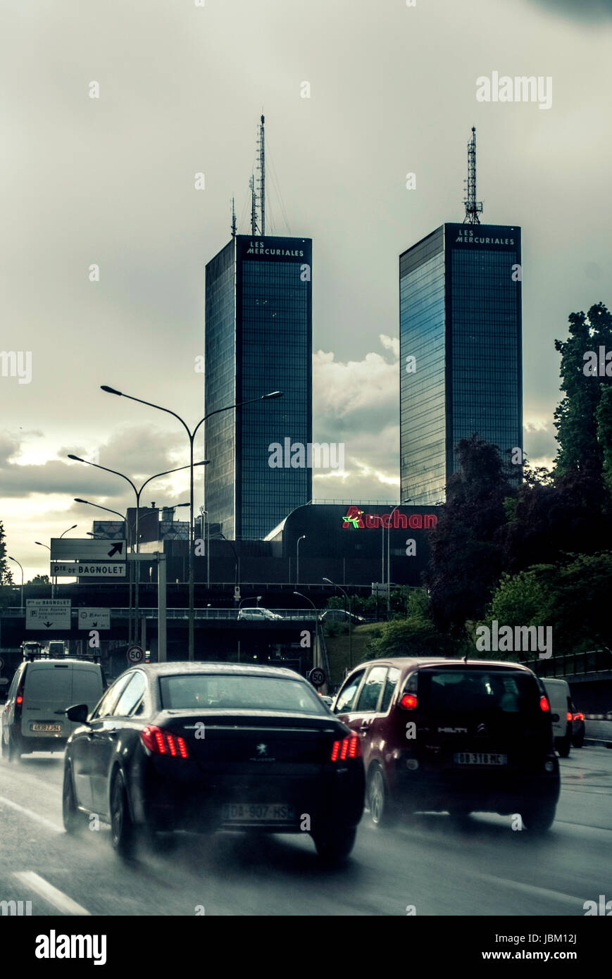 PARIS FRANCE- PERIPHERIQUE TRAFFIC AND TWIN TOWERS PORTE DE BAGNOLET -  PARIS ROADS TRAFFIC - PARIS CAR - PARIS STREET© Frédéric BEAUMONT Stock  Photo - Alamy