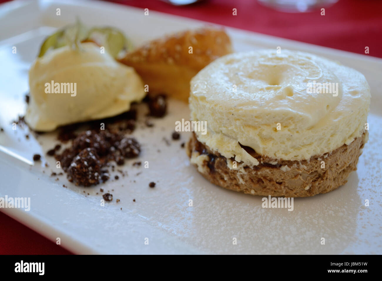 schmackhaft zubereitete kleine Irish-Coffee-Torte festlich garniert Stock Photo
