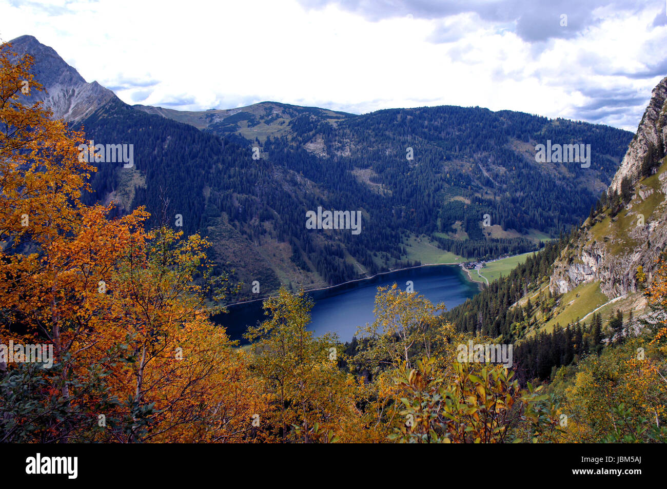 Bergwelt im Herbst in Tirol, Oesterreich; Berge, schroffe Felsen und ...