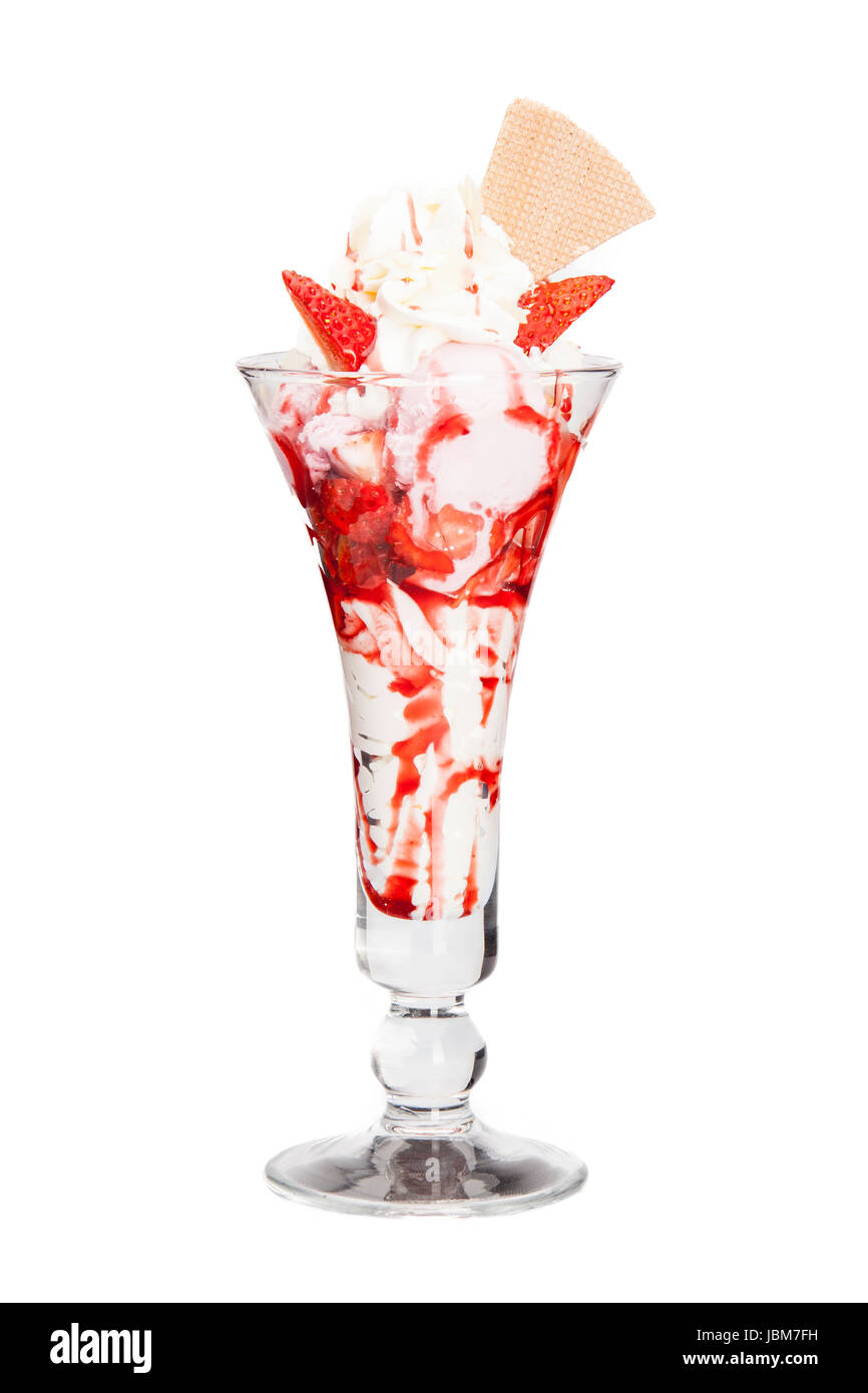 Eisbecher mit Erdbeeren und Sahne Stock Photo - Alamy