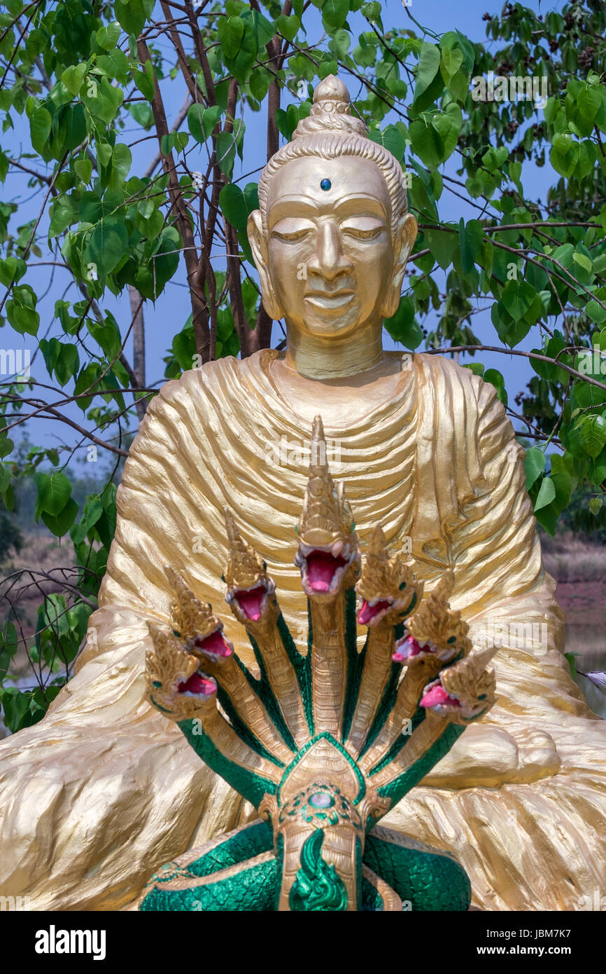 Buddhistische Figur Thailand, goldene spirituelle Figur Stock Photo - Alamy